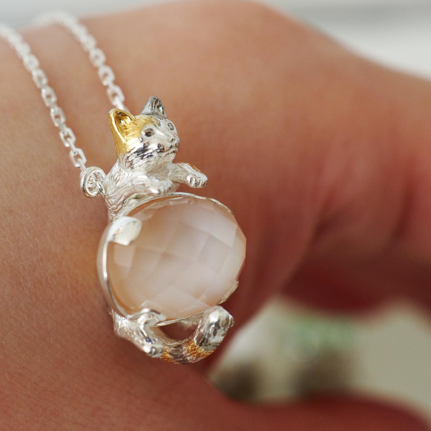 宝石を抱きしめるいろどり三毛猫ペンダント 天然石,シェルと水晶 | 3枚目